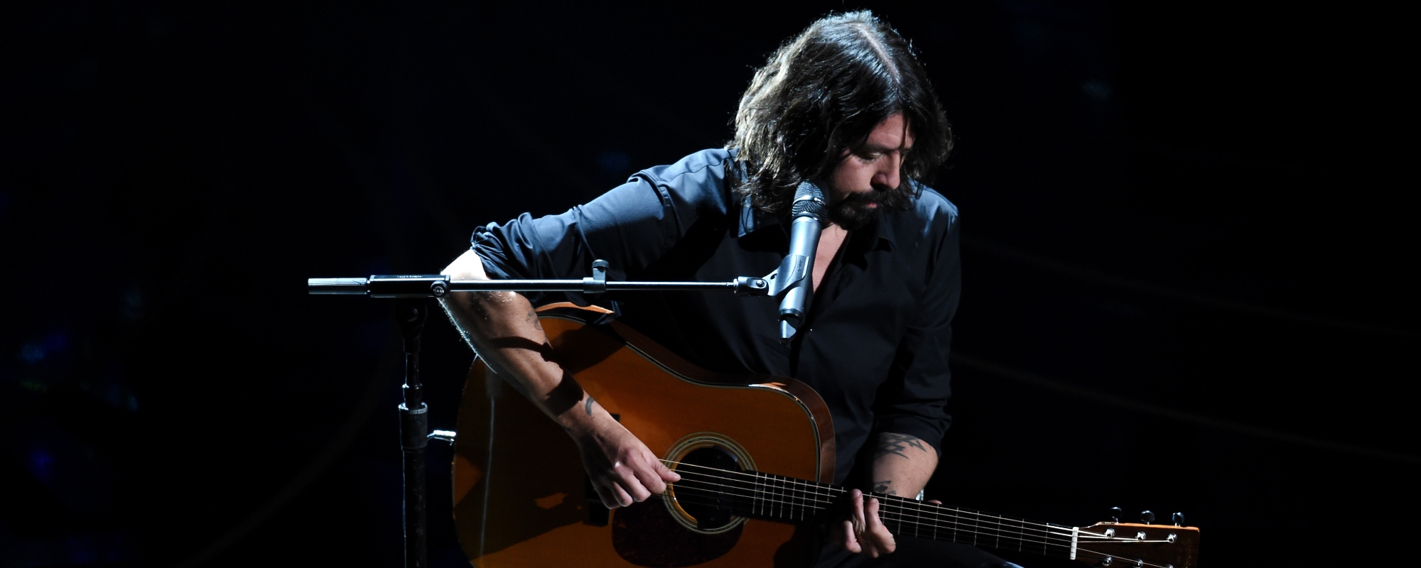“Blew Me Into Outer Space”: That One Time Dave Grohl Was Too Stoned To Play Piano, so Taylor Swift Stepped In