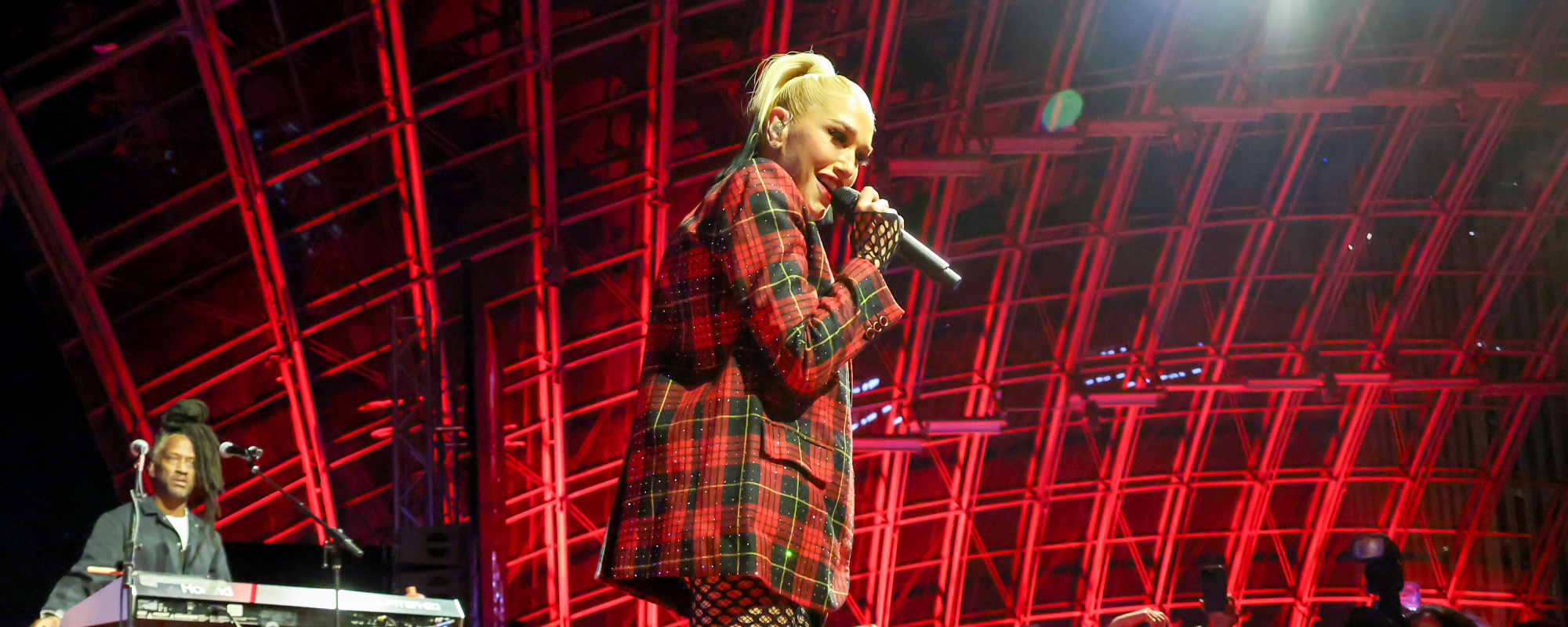 Gwen Stefani’s AMAs Hit Medley Has Me Going Bananas