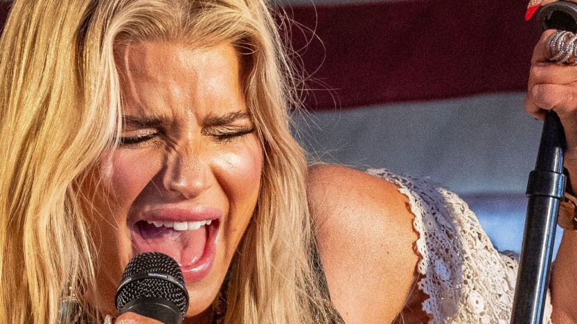 Jessica Simpson Makes Triumphant Comeback With 'American Idol' Finale Performance