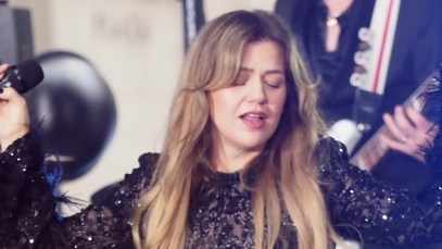 Kelly Clarkson Returns to 'The Voice' To Perform New Song "Where Have You Been" During Season 27 Finale