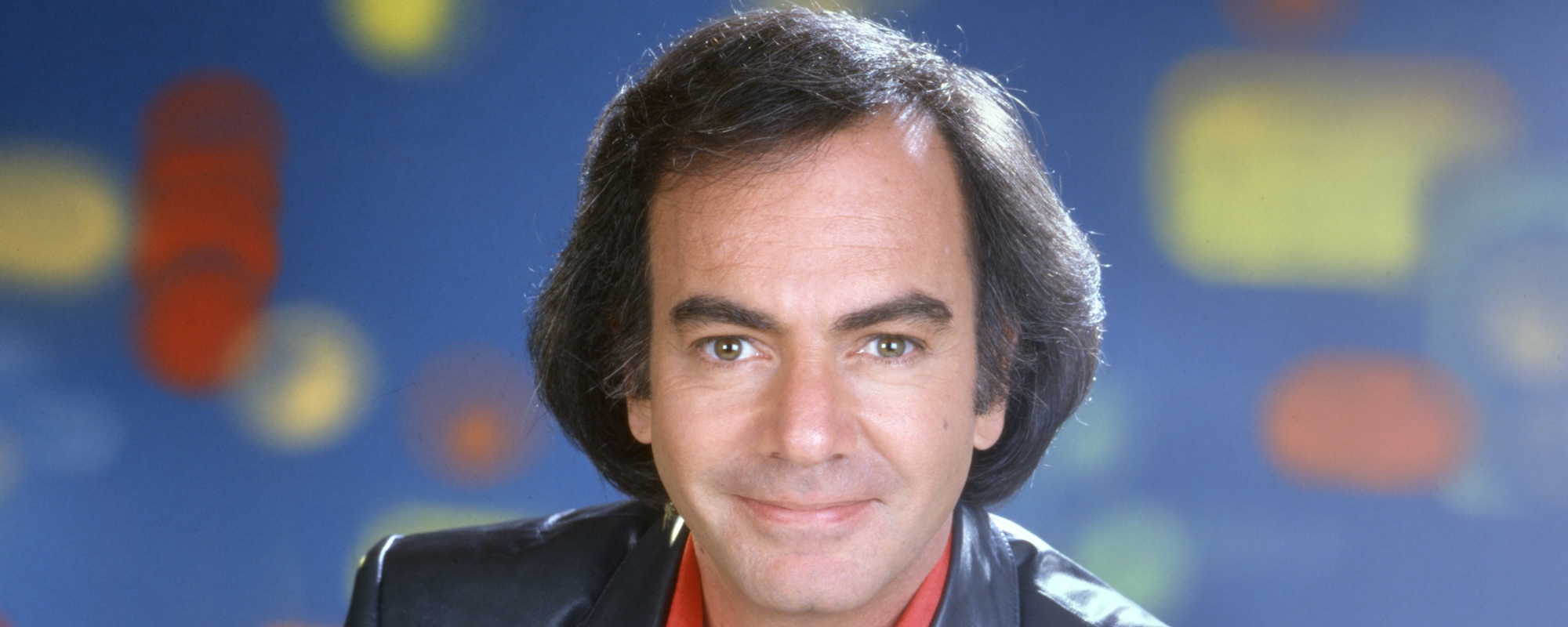 آخر 40 أغنية لنيل دايموند تجعله نشيطًا مثل الأيام الأولى