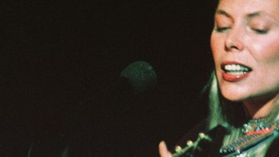 Joni Mitchell performing
