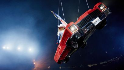 “Stop, Stop, Stop”: Beyoncé Handles Terrifying Prop Malfunction Like a Pro During Houston Show