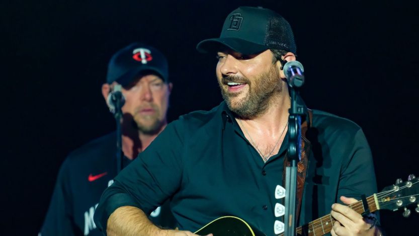 Country Star Chris Young Leaves Generous Tip for Staff at South Carolina Bar