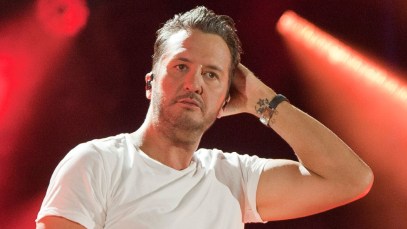 Watch Luke Bryan Completely Forget the Words To ”Strip It Down” During Concert: ”I Got It”