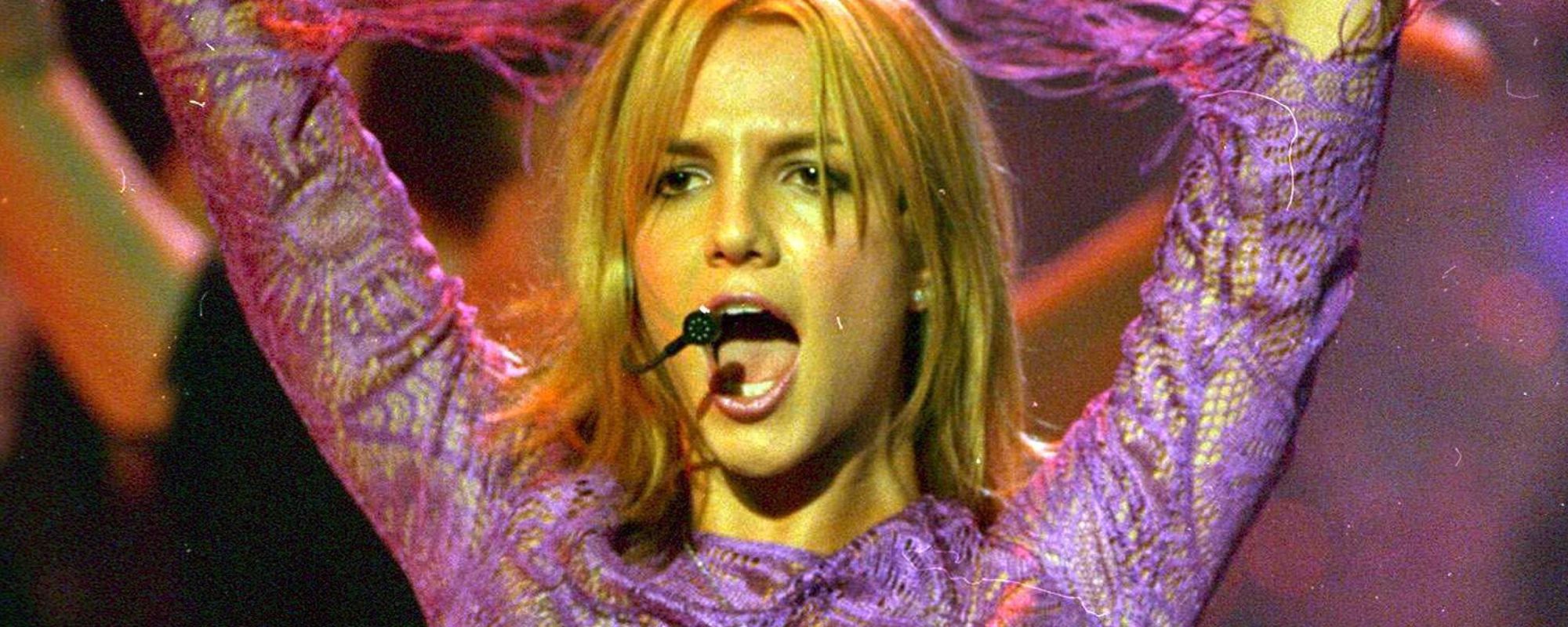 3 نجمات بوب وصلن إلى المركز الأول على قمة موسيقى البوب غير المتوقعة في عام 1999