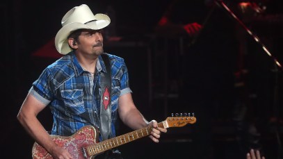 Brad Paisley Surrounded by Police on Stage: "It's Not a Bribe"
