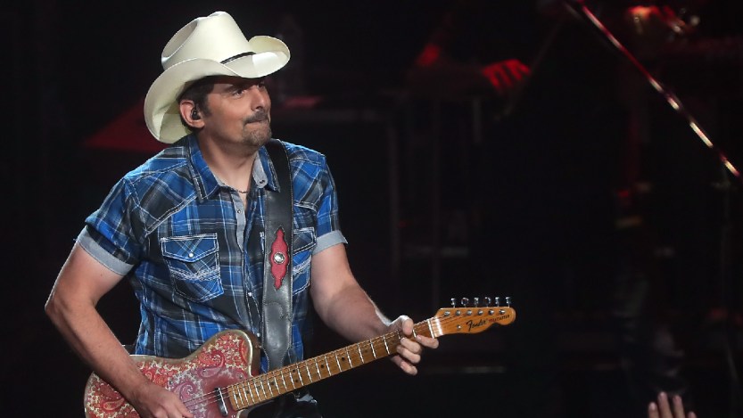Brad Paisley Surrounded by Police on Stage: "It's Not a Bribe"