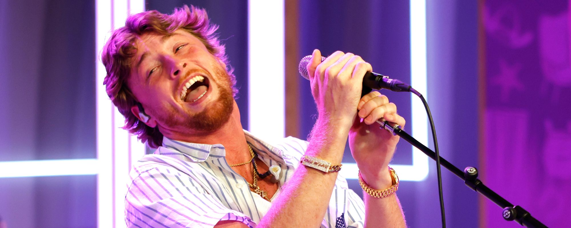 Bailey Zimmerman Shares Stunning View From Tour Bus Window: “Chase Your Dreams”