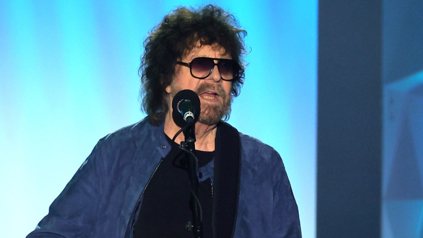 Jeff Lynne Performs During ELO’s Farewell Tour With Broken Hand: "Nothing Would Keep Me Away From You"