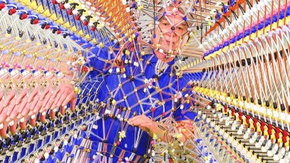 David Byrne Playfully Mocks “Mansplaining” on “She Explains Things to Me,” a New Song from His Forthcoming Studio Album