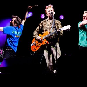 The Stray Cats Cancel Entire 2025 Fall Tour Because of Brian Setzer’s “Serious Illness”; Setzer Is “Heartbroken” and “Gutted”