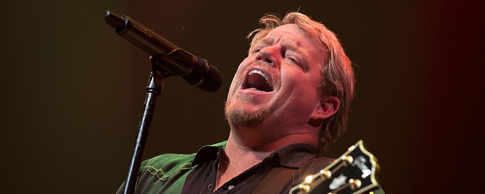 Country Singer Needs Audience’s Help Finishing Performance Dedicated to Late Brother