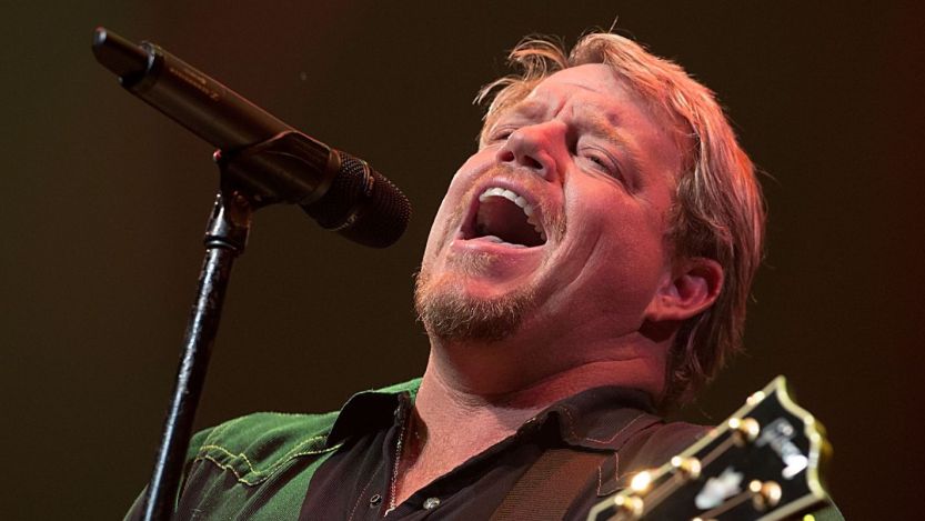 Pat Green Needs Audience Help Finishing up Performance Dedicated to Late Brother