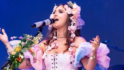 Sierra Ferrell Goes ”Back to the Busking Days” After Fire Alarm Interrupts Iowa Show