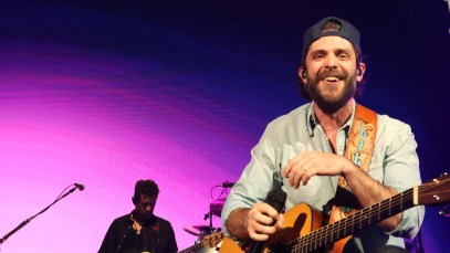 Elderly Fan Shares a Special Moment and Kiss With Thomas Rhett at Her First Country Music Concert