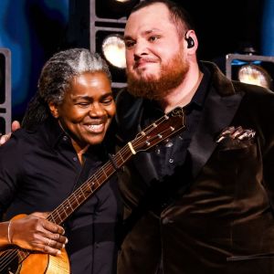 Tracy Chapman and Luke Combs performing
