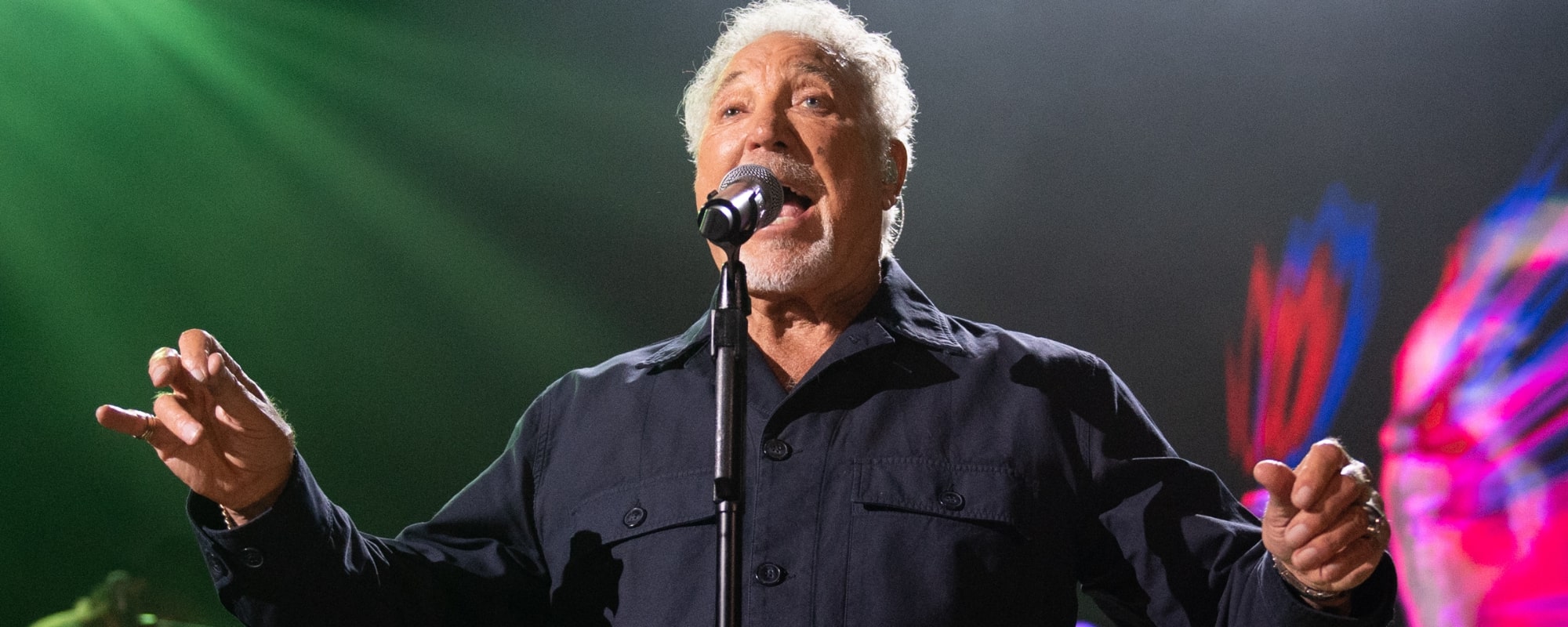 On This Day in 1989, TV's Judge Judy Ordered Tom Jones to Pay Child Support  in a Paternity Suit - American Songwriter