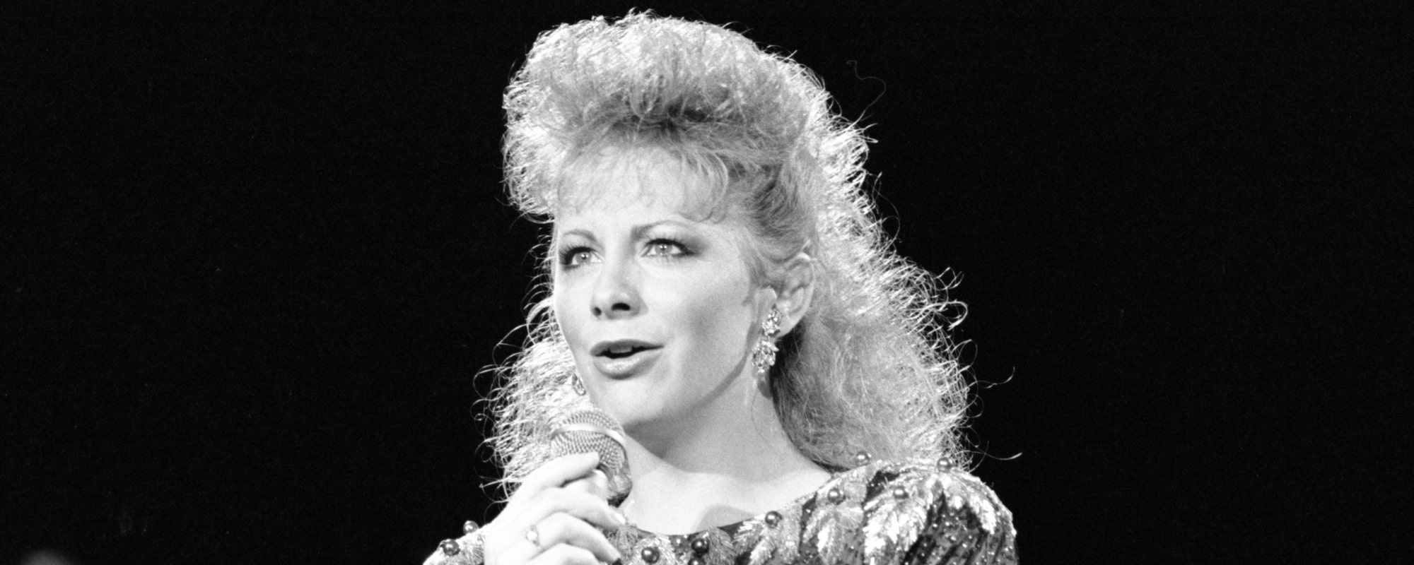 On This Day in 1989, Reba McEntire Topped the Country Chart with a Cover of  a 1960s Pop Hit - American Songwriter
