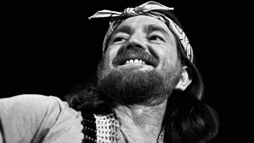 Willie Nelson performing 1970s country music