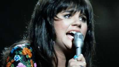 Linda Ronstadt performing