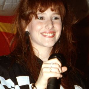 Tiffany pop singer performing