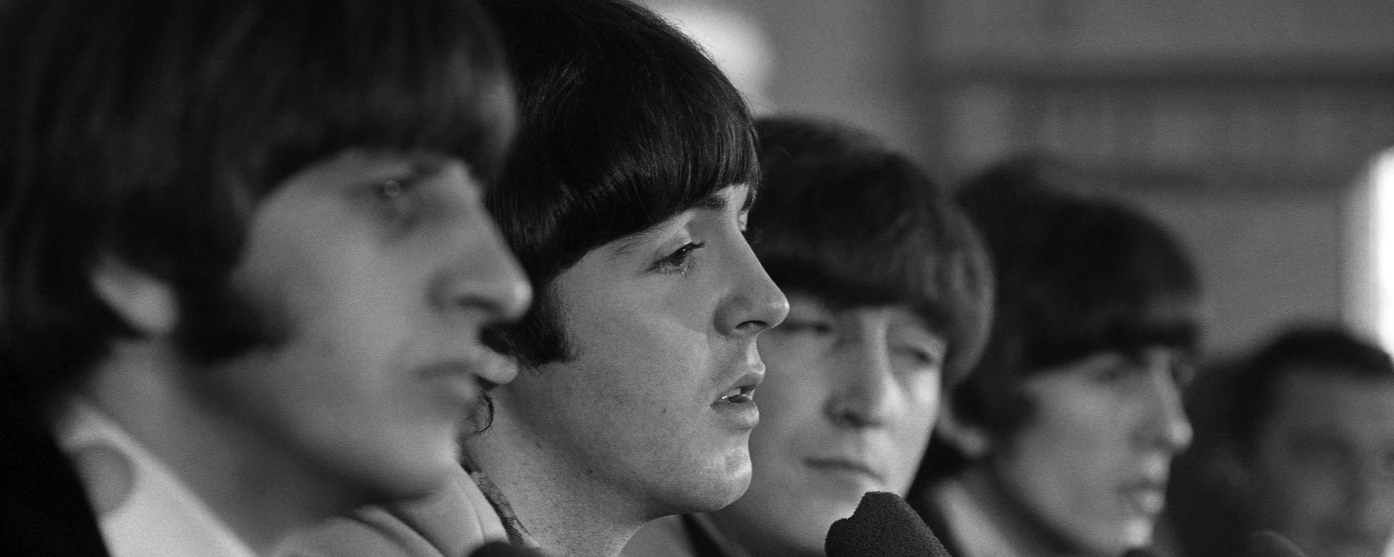 هل تتذكر عندما تسببت مقابلة صريحة مع جون لينون في عام 1966 في حدوث الكثير من المشاكل لفريق البيتلز بسبب 4 كلمات فقط؟ هل تتذكر عندما تسببت مقابلة صريحة مع جون لينون في عام 1966 في حدوث الكثير من المشاكل لفريق البيتلز بسبب 4 كلمات فقط؟