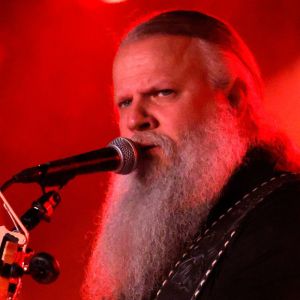 Jamey Johnson Dedicates “21 Guns” Performance to Mother of Fallen U.S. Soldier