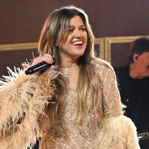 Kelly Clarkson Delays Las Vegas Residency Due to Family Emergency