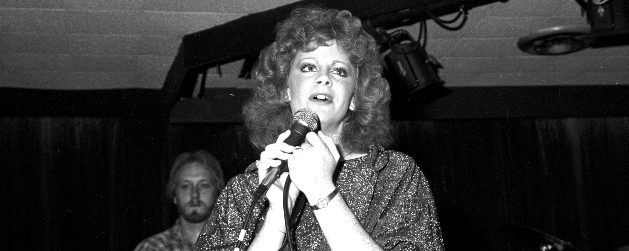 On This Day in 1977, Reba McEntire Released Her Debut Album, Officially  Kicking Off a Legendary Career - American Songwriter