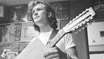 Kris Kristofferosn performing