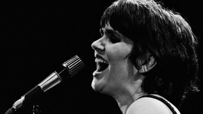 Linda Ronstadt performing