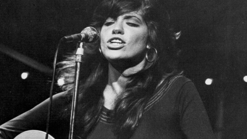 Carly SImon performing