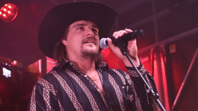 Gavin Adcock Makes Young Fan's Night With Surprise "Four Leaf Clover" Duet