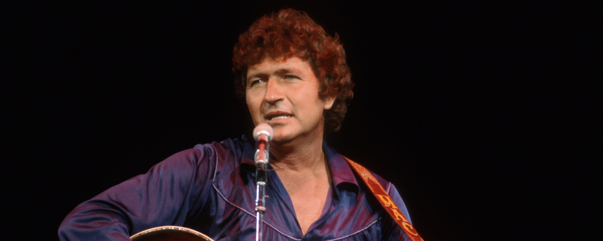 تمت كتابة القصة وراء نجاح Mac Davis كإجابة ساخرة على طلب المنتج