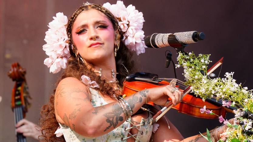 Sierra Ferrell Lifts Spirits With Message of Faith Before St. Louis "Lighthouse" Performance