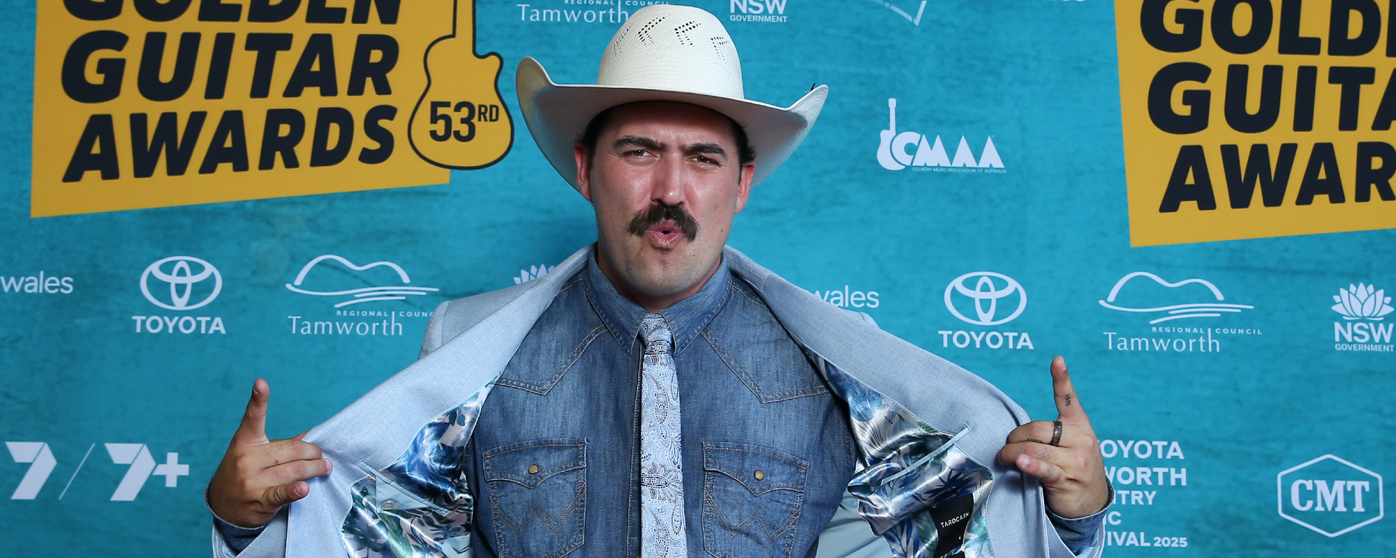 Wade Forster Stops Concert to Break Up Fight With a Simple Rule: “Hug Him Back”