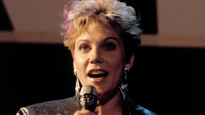 4 Songs From the 80s That Every Country Wedding Playlist Needs