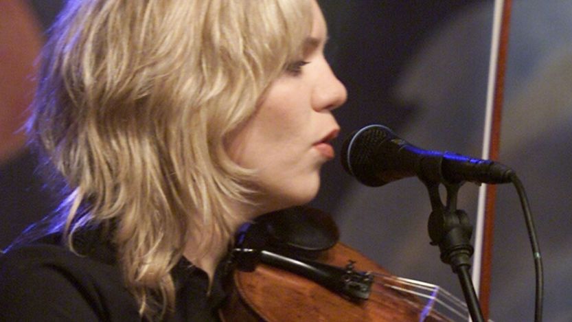 Alison Krauss bluegrass musician performing