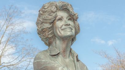 Dolly Parton courthouse statue