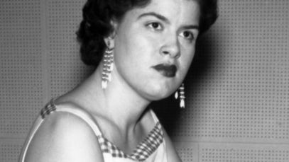 Patsy Cline performing