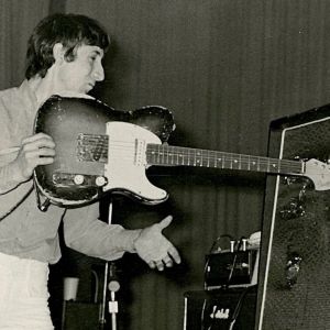 Pete Townshend smashing guitar