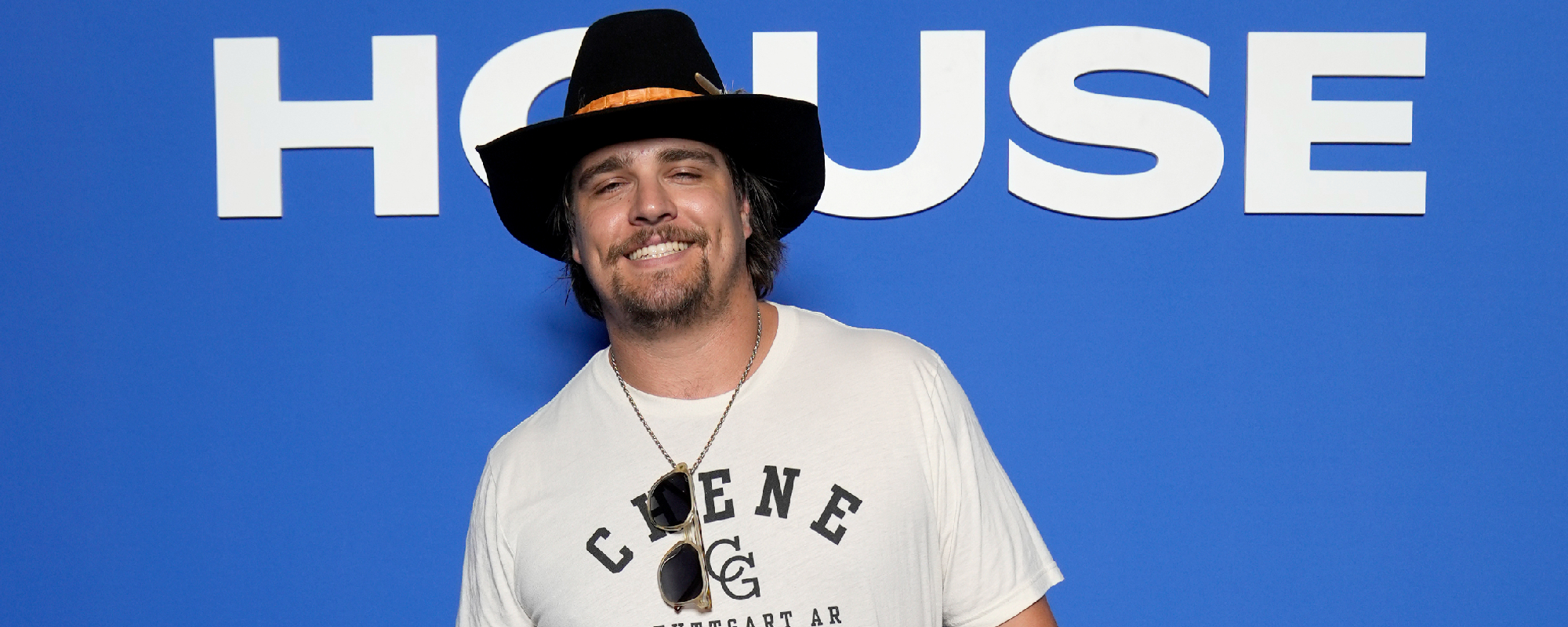 Gavin Adcock Brings Young Fan Onstage for "Ain't No Cure" Cover: "This Is My Favorite Part"