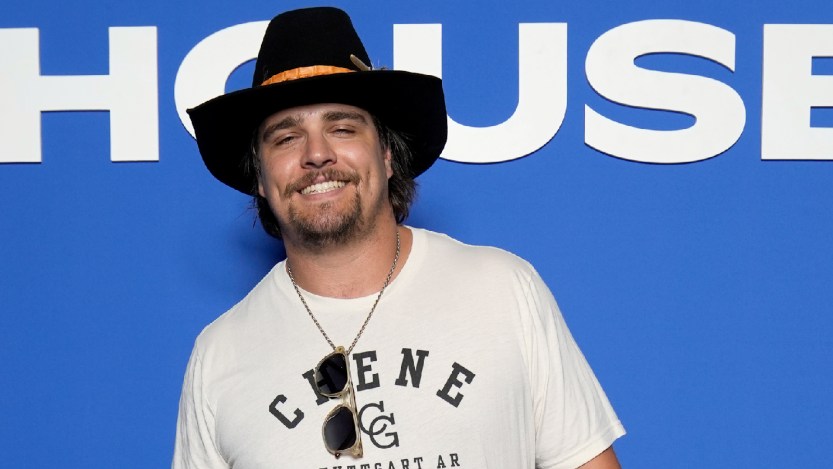 Gavin Adcock Brings Young Fan Onstage for "Ain't No Cure" Cover: "This Is My Favorite Part"