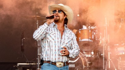 Gavin Adcock Turns Bar Performance Into Dream Moment for Local Artist