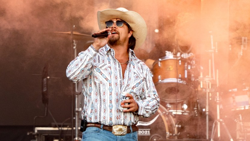 Gavin Adcock Turns Bar Performance Into Dream Moment for Local Artist