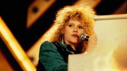 Lacy J. Dalton Performs On Stage