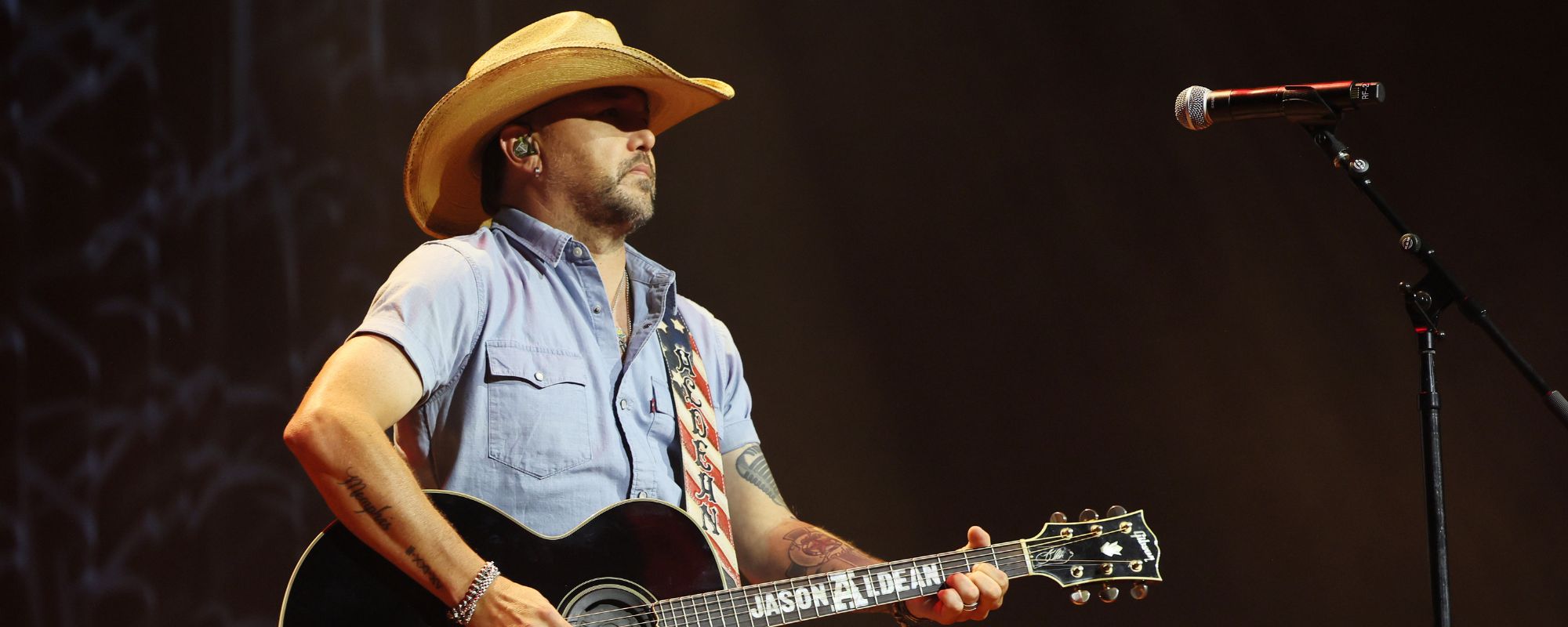 Jason Aldean Steps Behind the Register at Children’s School Book Fair