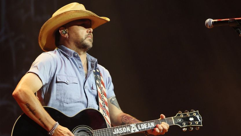 Jason Aldean Steps Behind the Register at Children’s School Book Fair