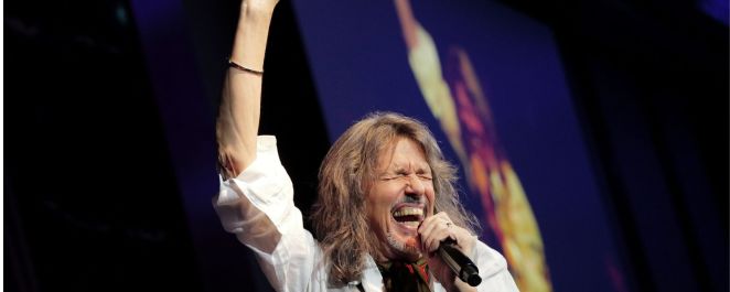 Foreigner's Kelly Hansen Fights Back Tears During Emotional Final Performance